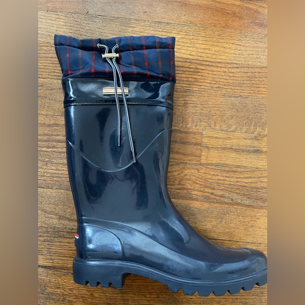 Barley worn Tommy Hilfiger rain boots | Color: Navy Blue | Size: 8 |